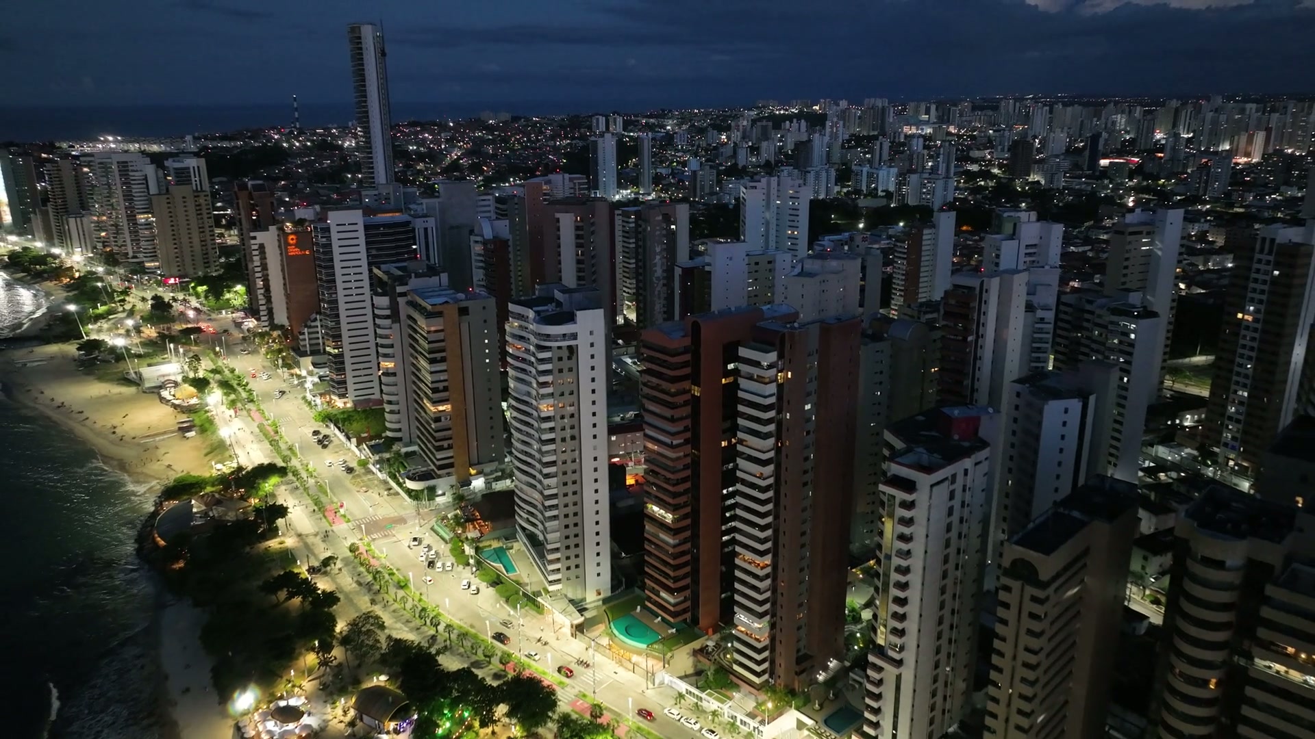 Vista aérea noturna de Fortaleza